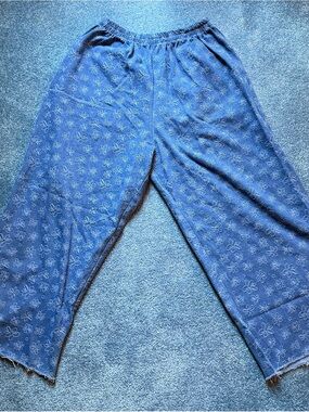 Women's Wide-Leg Blue Floral Denim Pants - raw hem